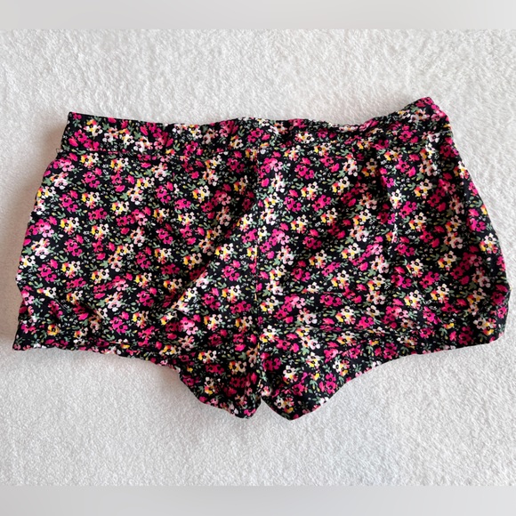 ✿ Miley Cyrus - Shorts - 7 - Picture 3 of 4